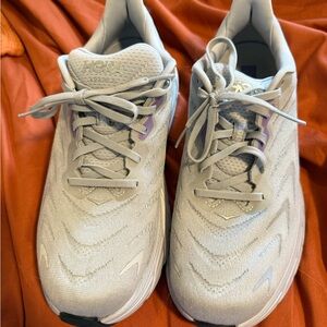 HOKA Arahi 6